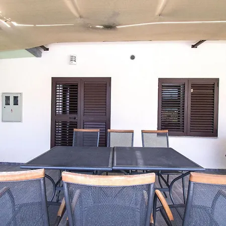 Lazy Dayz Pool Apartament