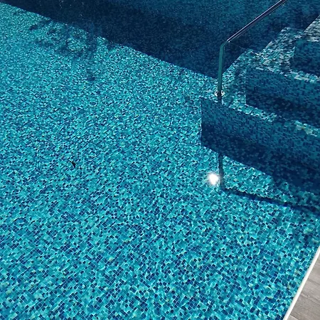 Lazy Dayz Pool Трогір