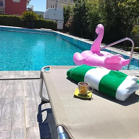 Апартаменти Lazy Dayz Pool