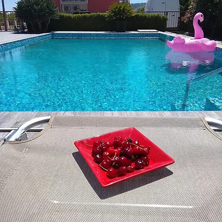 Lazy Dayz Pool Трогір